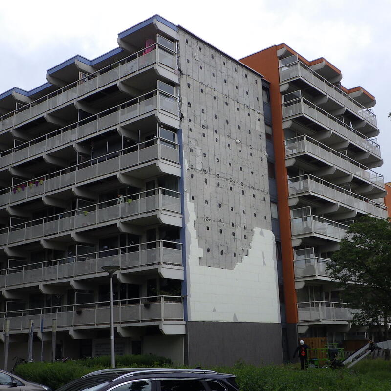 Gevel met losgekomen externe gevelisolatie